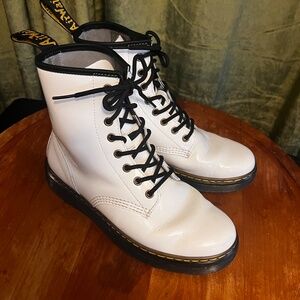 Dr Marten Patent  Leather Lamper 1460  White  Boot Sz 8 EUC